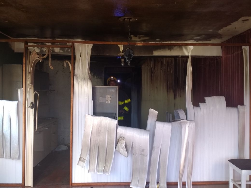 Ir para  <p>Na tarde desta quarta-feira, em&nbsp;resid&ecirc;ncia situada na Rua &Acirc;ngelo Brancher, ocorreu um inc&ecirc;ndio que destruiu parte das instala&ccedil;&otilde;es&nbsp;do primeiro piso. As chamas...